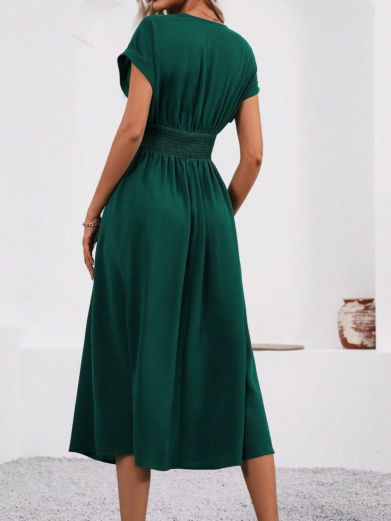 Camille | Robe Cintrée Élégante avec Col en V