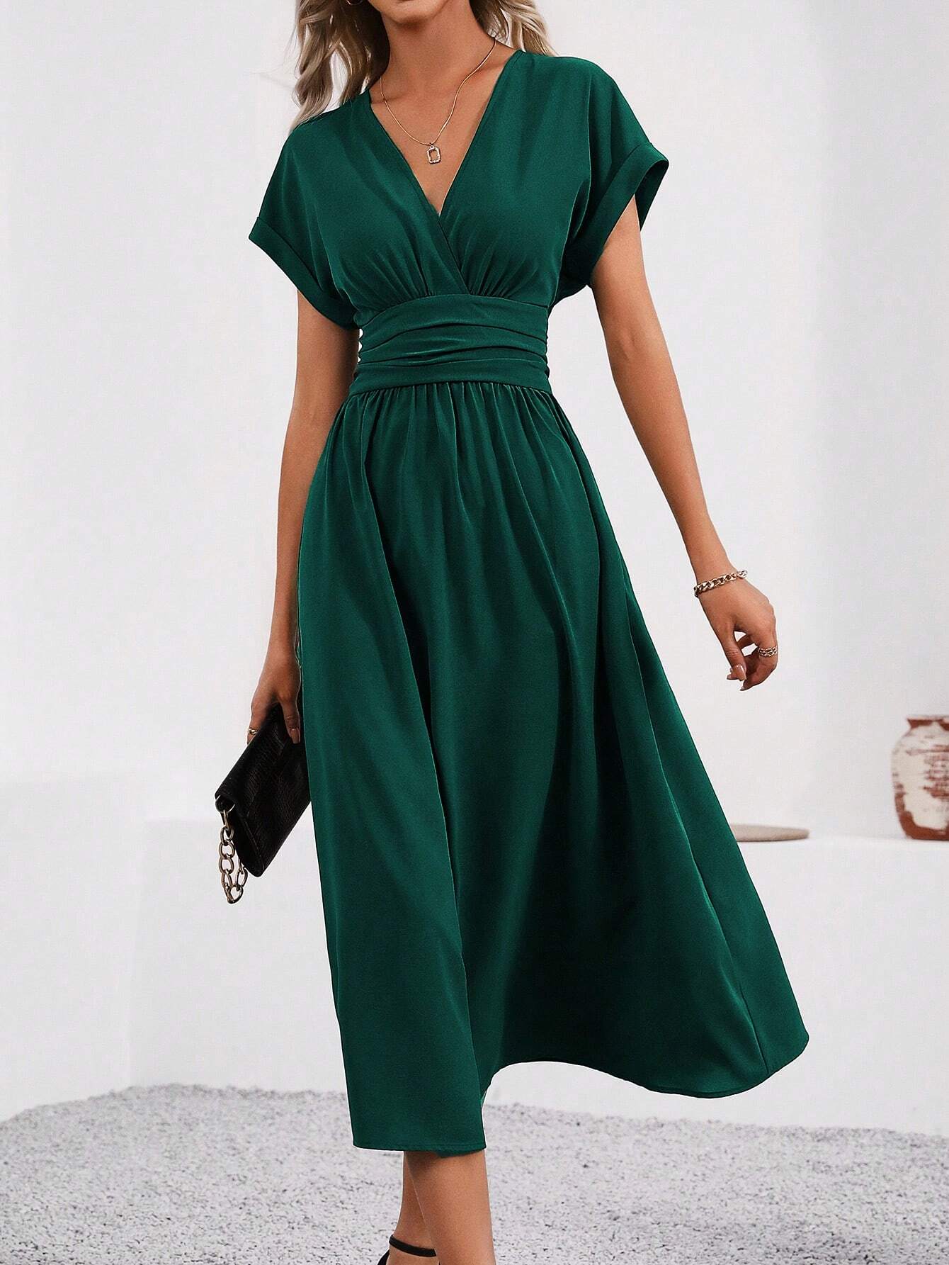 Camille | Robe Cintrée Élégante avec Col en V