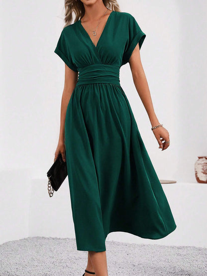 Camille | Robe Cintrée Élégante avec Col en V