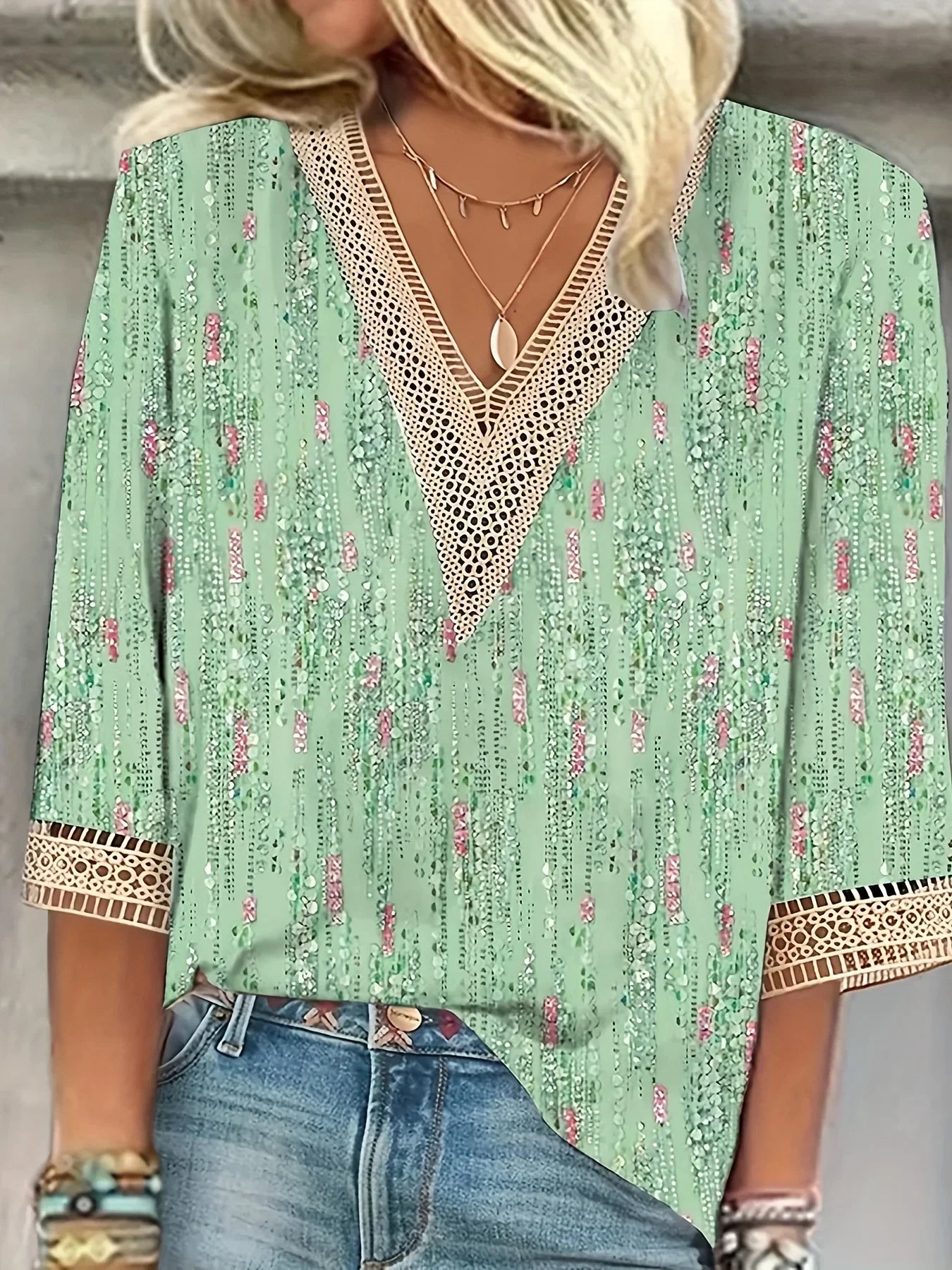 Divina | V-hals Bluse med Korte Ermer